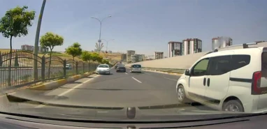 Şanlıurfa'da trafikte akılalmaz görüntü! Ters yöne giren sürücü trafikte tehlike saçtı…