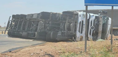 Viranşehir-Mardin yolunda tır devrildi: 1 yaralı