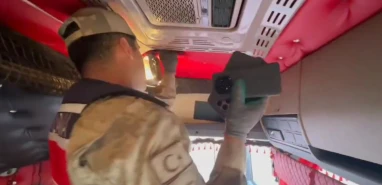 Viranşehir jandarmasından operasyon! Onlarca kaçak telefonu TIR'a gizlemiş