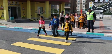 Urfalı çocuklar trafik kurallarını uygulamalı öğreniyor