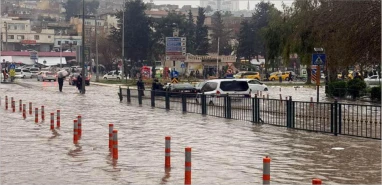 Şanlıurfa adeta suya gömüldü! Birçok güzergah trafiğe kapatıldı