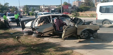 İşçi servisleriyle otomobil çarpıştı: 1 ölü, 9 yaralı