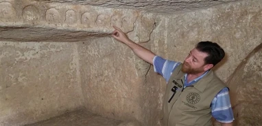 Turuş Kaya Mezarlarında ilginç kabartmalar! 1800 yıllık geçmişe sahip