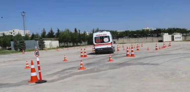 Şanlıurfa’da ambulans şoförlerine sürüş güvenliği eğitimi