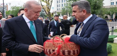 Başkentte Cumhurbaşkanı Erdoğan’la görüştü! Urfa fıstığını ikram etti