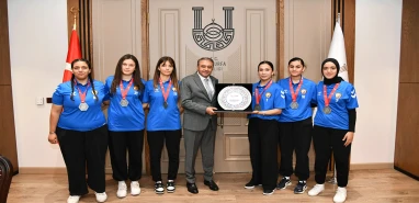 Şanlıurfa’ya büyük gurur yaşatan kızlar Vali Şıldak’ın konuğu oldu