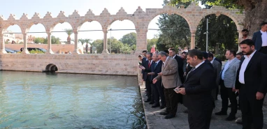 Balıklıgöl'de balıklara yem attı