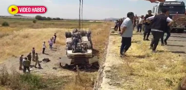 Ölümden döndüler! Şanlıurfa’da kum kamyonu takla attı