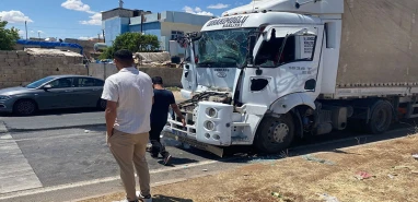Şanlıurfa’da kırmızı ışıkta bekleyen tıra tır çarptı: 1 yaralı
