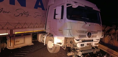 Şanlıurfa'da tır otomobile çarptı! Trafik kilitlendi