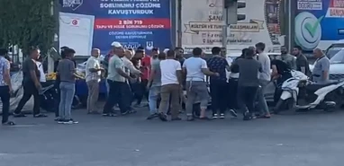 Urfa’da yaya ile sürücü arasında yol kavgası kamerada