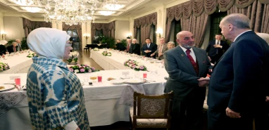 Cumhurbaşkanı Erdoğan yaşlılarla bir araya geldi... İftarda anlamlı buluşma