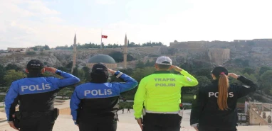 09:05'te hayat durdu: Şanlıurfa'da Ata'ya saygı duruşu