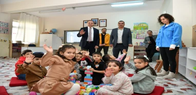 Haftaya okul ziyaretiyle başladı