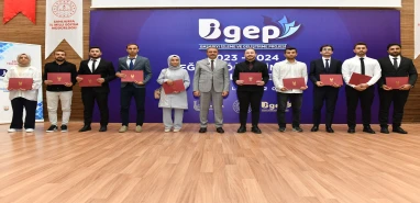 Şanlıurfa’da başarılı öğrenci ve öğretmenler ödüllendirildi