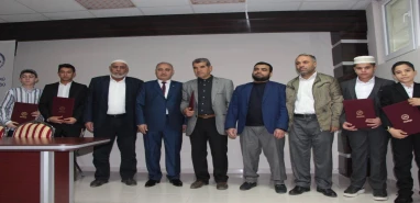 Şanlıurfa'da hafızlık eğitimlerini tamamlayan öğrencilere belgeleri verildi