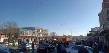 Şanlıurfa’da talihsiz kadın feci kazada hayatını kaybetti! Vatandaşlar yolu trafiğe kapattı