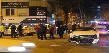Şanlıurfa'da 2 araç çarpıştı! Kaldırıma çıktı...