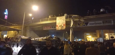 Freni boşalan kamyon araca çarptı, köprüden uçtular! 3 ölü 12 yaralı