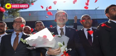 Şanlıurfa'da Erbakan'ın yollarına gül döktüler... Coşkulu karşılama