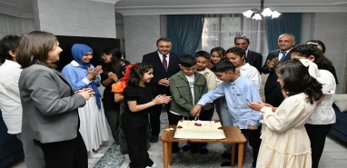 Şanlıurfa Valisi Şıldak'ın yoğun bayram programı... Çocuklar, hastalar, çalışanlar...