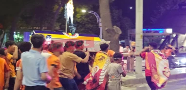 Şanlıurfa'da Fenerbahçe tabutu taşındı! Tabutta dikkat çeken yazılar...