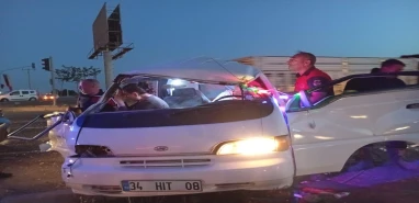 Otomobil ile kamyonet çarpıştı! Yaralılar var