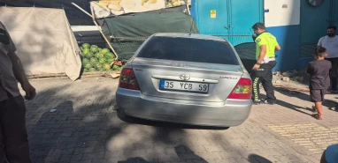Şanlıurfa’da otomobil karpuz sergisine daldı! 2 yaralı