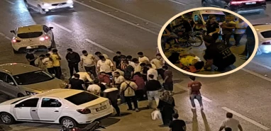 Motosiklet park halindeki araca çarptı... Yaralılar var