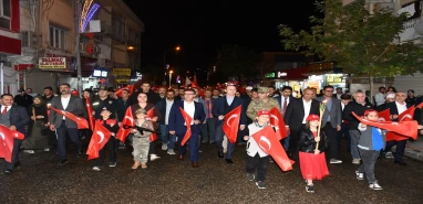 Cumhuriyet'in ışığı Siverek'i aydınlattı... Kutlamalarda fener alayı