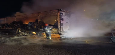 Şanlıurfa'da TIR adeta küle döndü! İtfaiyenin müdahale anı kameralarda