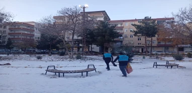 Belediye can dostları unutmadı! Kar yağışı öncesi park park gezdiler