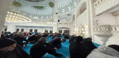 Şanlıurfa'da camilerde kandil yoğunluğu... Eller semaya açıldı, dilde dualar