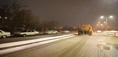 Viranşehir'de belediyeden kar mesaisi... Sürücülere de uyarı var!