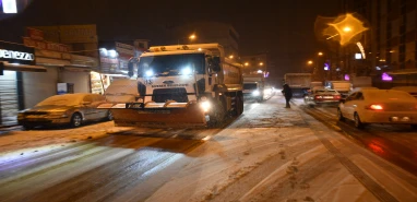 Siverek'te kar teyakkuzu... Belediye ekipleri sahada