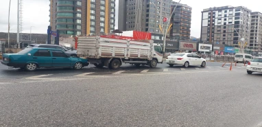 Şanlıurfa’da araçlar çarpıştı, trafik aksadı!