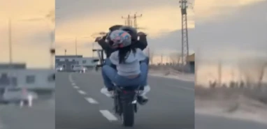 Şanlıurfa trafiğinde kaydedildi: Kurnaz sürücüden akrobatik hareketler!