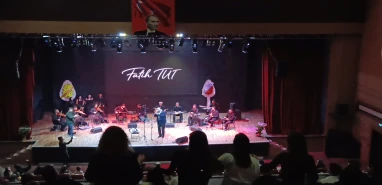 Halef dizisinin Urfalı sesi Fatih Tut'tan coşkulu konser