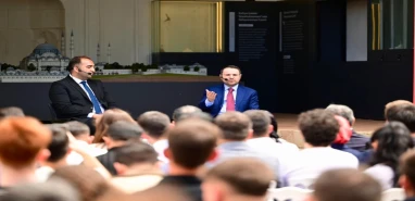 Bakan Gürlek'ten gençlere tavsiye: Sosyal medyada vakit geçireceğinize hayata dokunun