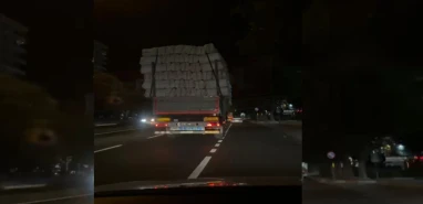 Şanlıurfa trafiğinde görüntülendi: Yükü kendinden ağır!