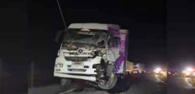 Şanlıurfa-Gaziantep yolunda kaza: Lastiği patlayan TIR kontrolden çıktı...