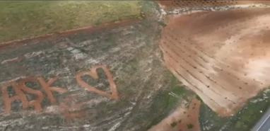 Şanlıurfalı çiftçiden romantik çalışma... "Aşk"a bu kez gökyüzünden baktılar!