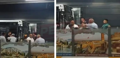 Şanlıurfa'da durakta yumruklu kavga! O anlar kamerada