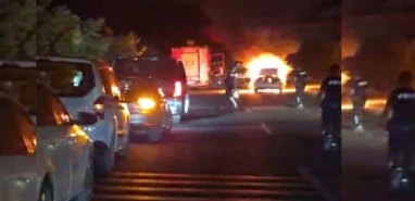 Şanlıurfa'da yol ortasında yangın: Araç alev alev yandı!