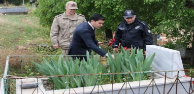 Halfeti'de bayramda anlamlı ziyaret... Kaymakam onları unutmadı!