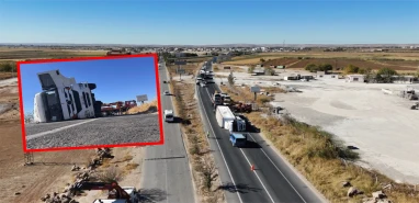 Şanlıurfa’da tekstil hammaddesi yüklü tır devrildi! Yükler yola saçıldı, trafik aksadı
