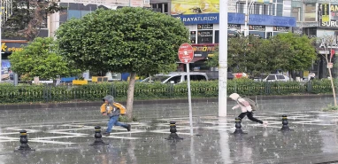 Uyarılar bu kez boşa çıkmadı! Şanlıurfa’da yağmur şiddetini arttırdı