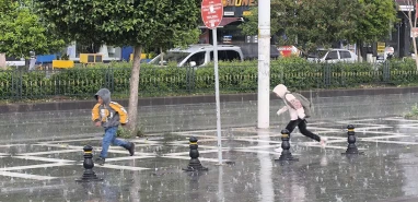 Gökten boşanırcasına yağdı: Şanlıurfa yine yağmura teslim