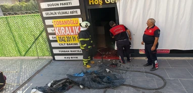 Şanlıurfa'da gelinlik mağazası alev aldı