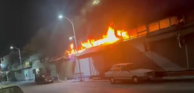 Şanlıurfa'da işyerini küle döndüren yangın! Diğer işyerlerine de sıçradı